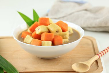Kolak veya Kolak Pisang Ubi, Hindistan cevizi sütü, Palm Sugar ve Pandanus Leaves ile pişirilen Ramadhan sırasında popüler olan Endonezya tatlısıdır..