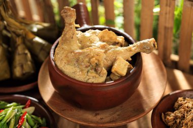 Opor Ayam Putih ya da Tavuk Beyaz Köri, Hindistan cevizi sütü ve baharatla pişirilmiş geleneksel Endonezya yemeği, Kurban Bayramı ya da Al Adha 'yı kutlamak için servis edilir..