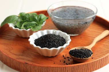 Organik Basil tohumlarını ya da tahta tepside Selasih 'i kapat. Süper yemek. Ocimum Basilicum olarak bilinir.. 