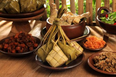 Ketupat Kupat Lebaran ve Masadaki Çeşitli Tabaklar. Bayram Menüsü 