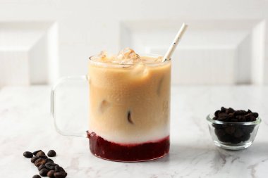 Beyaz Masada Çilekli Sütlü Latte, Çilek Komplosu, Süt ve Espresso 'dan yapılmış Kore Kafe Popüler Menüsü