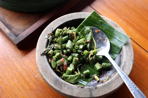 Pencok Kacang Panjang. Yeşil ya da kırmızı biberli taze taze fasulyeden yapılmış basit Sundan salatası.