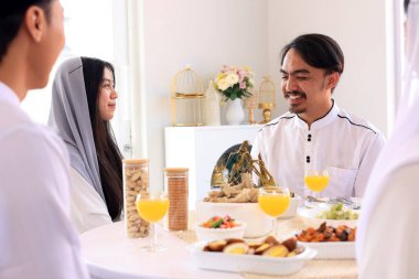 Hari Raya Lebaran 'ın Mübarek' i Aile ve Arkadaş ile kutlaması, Bayramlık Endonezya Menüsü Ketupat, Opor, Rendang. Mutlu yıllar..