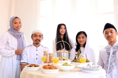 Kurban Bayramı 'nda Lebaran Gıda, Ketupat ve Çeşitli Yan Yemekler ile Arkadaş veya Kuzen Poz Verin 