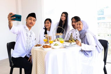 Mübarek Bayramında Asyalı Gençler Video Çağrısı 