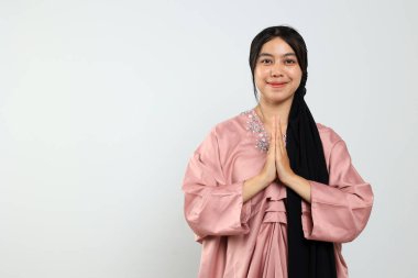 Genç Asyalı Kadın Mübarek Bayram Kutlaması Konsepti için El pozu. Beyaz Arkaplanda İzole Edilmiş