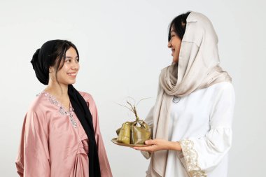 İki Kadın Ketupat, Kurban Bayramı için Endonezya Pirinç Keki Popüler ve Kurban Bayramı