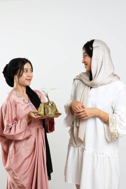 İki Arkadaş Kutlaması İdul Fitri ya da Bayram Mübareği Ketupat, Endonezya ve Malezya usulü haşlanmış pirinç köftesi ile