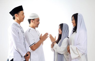 Bayram Mübarek Frienda ve Aile Hareketi. Tokalaş ve Lebaran 'dan özür dile. 