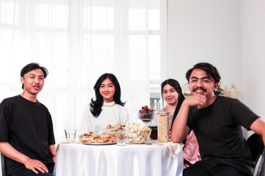 Dört Asyalı arkadaş Ramadhan 'daki Kutsal Ayı' nda Hızlı, Buka Bersama veya Bukber Kavramı 'nda yemek yiyor.