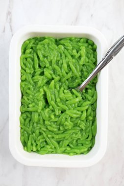 Cendol Dawet Palm Sugar şurubu ve hindistan cevizi sütü ile karıştırılmadan önce Güneydoğu Asya 'da Rice Drop Dessert Popüler