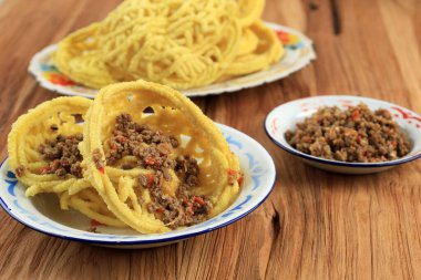 Kerupuk Mie Banjur Sambel Oncom, Bandung Hızlı Ramazan ayı boyunca Tipik Gıda