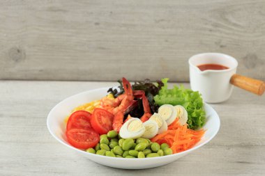 Taze karides salatası, bıldırcın yumurtası, domates, marul, Edamame, mısır ve havuç. Kırmızı Baharat ve Tatlı Giyinme ile, Metin için Boşluğu Kopyala 