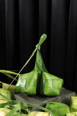 Hindistancevizi Yaprağından yapılmış taze ketupat Lebaran kabuğu..
