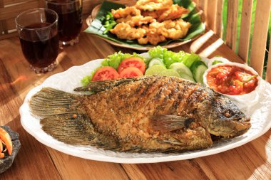 Ikan Gurame Goreng, Çok Kızarmış Gourami Endonezya Sambal Baharatlı Sos ve Marul ve Domates ile 