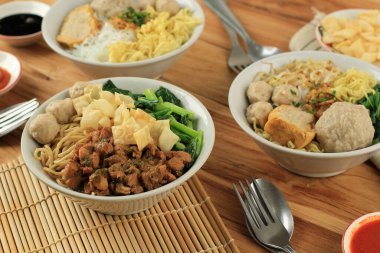 Endonezya 'da bir kase Mie Ayam Bakso, Tavuk Erişte ve Köfte Popüler Sokak Yemeği 