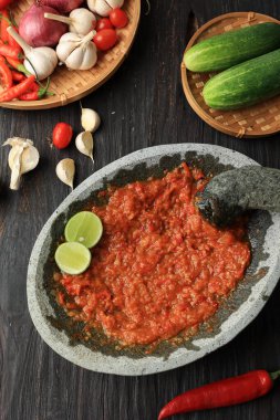 Taze Sambal Domates Ulek veya Endonezya Domates Ezmesi Taş Havan ve Pestle, Endonezya Geleneksel Öğütücü. 