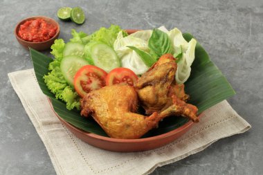 Sambal, Kızarmış Baharatlı Tavuk ve Taze Sebzeli Lalapan ile Ayam Goreng Penyetan