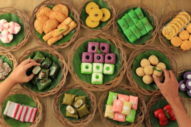 Jajan Pasar Festivali Çeşitli Renkli Jajan Pasar, Geleneksel Endonezya Atıştırması. Çerçevedeki Eller Lemper ve Onde- onde seçiyor