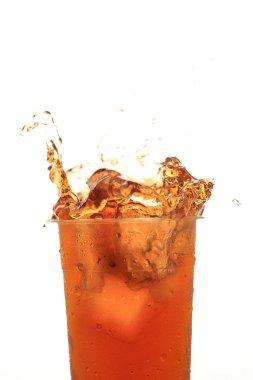 Buzlu çayı kapat Es Teh Jumbo plastik bardakta, beyaz bardakta yalıtılmış 