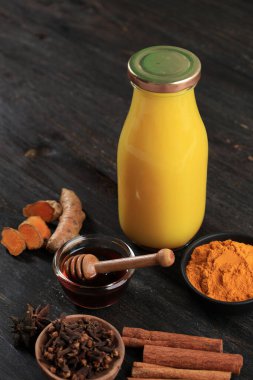 Zerdeçal İçeceği veya Jamu Kunyit Asam, Detoks, Diyet ve Dokunulmazlık Artırma İçin Popüler Endonezya Geleneksel İçeceği. Zerdeçal ve Asam Jawa Tamarind 'den yapılmıştır.