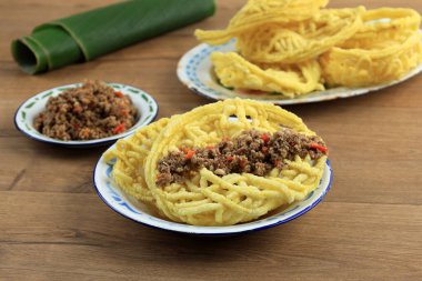 Kerupuk Banjur Sambel Oncom, Bandung Hızlı Ramazan ayı boyunca Tipik Gıda