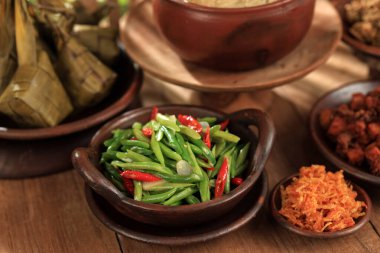 Tumis Buncis veya Stir Fry French Bean veya String Beans kil tabakta servis edilir. Endonezya Günlük Menü Warteg 