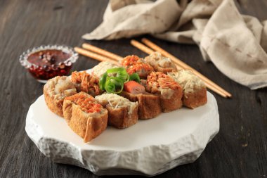 Tahu Bakso Viral, çeşitli soslu, peynirli, biberli, tavuklu, etli. Köfte soslu buğulanmış tofu. Biber yağıyla servis edilir.