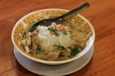 Yakın çekim Soto Ayam Kampung, Soto Bening Boyolali Endonezya Çorbası Orta Java 'dan pirinç erişteli 