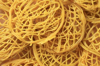 Kerupuk Mie Kuning 'in dokusu, kurutulmuş çiğ sarı erişte krakerleri, Endonezya geleneksel yemekleri. Makro Ateş