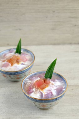 Basit Es Goyobod, Buka Puasa için Bandung Popüler Sokak Gıda tazeliği. Hindistan cevizi sütü ve sıvı palmiye şekerli nişasta pudinginden yapılır. 