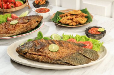 Bol yağda kızartılmış Gourami Balığı, Gouramy veya Sepat Siyam Balığı veya Pla salid, Sambal ile servis edilir.  