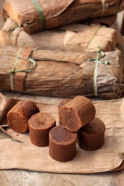 Gula Bawean, Bawean Adası, Doğu Java, Endonezya 'dan geleneksel Palm Sugar Block. Kurutulmuş muz yapraklarıyla sarılmış
