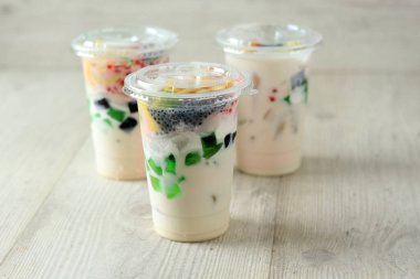 Plastik Kupada Üç Kase Es Teller Sultan, Endonezya Geleneksel Meyve Halk Yemeği 