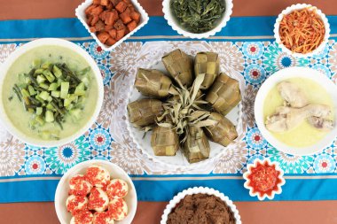 Üst Manzara Menü Ketupat Lebaran Çeşitli Tabaklar, Kurban Bayramı Kutlaması