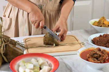 Endonezyalı Anne Ketupat Hazırlıyor, Ailesine Hizmet Etmeden Önce Ketupat Dilimliyor, Kurban Bayramı Lebaran Bayramı 