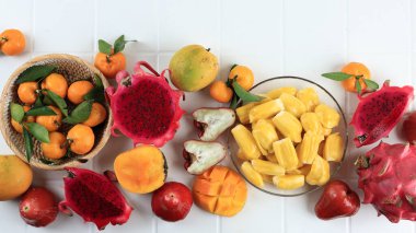 Top View Tropical Fruit, Mango, Dragon Fruit, Peelede Jackfruit, Orange ve Water Guava. Sancak Biçimi 