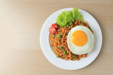 Üst Görünüm Kızarmış Erişte Indomie Goreng Sunny Side Egg ile, Metin için Boşluğu Kopyala 