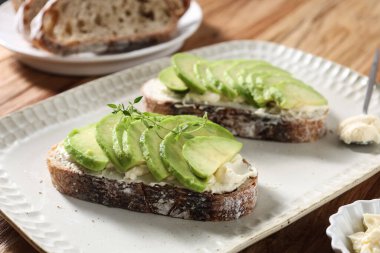 Krem peynirli ve dilimlenmiş Avokado ile Ekşi Hamur Sandviçi Aç, Kapat