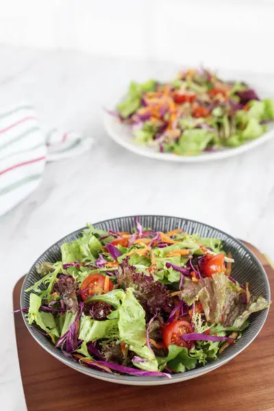 Yeşil Mor Marullu Sağlıklı Sebze Salatası, Kirazlı Domates, Kırmızı Lahana ve Hindiba. Beyaz Masa Arkaplanında Siyah Tabaka Üzerine Servis Yap 