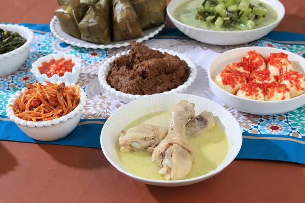 Opor Ayam, Ketupat, Kentang Mustofa ve Sambal Goreng Hati Kentang, Kurban Bayramı ve Kurban Bayramı dolayısıyla Endonezya Geleneksel Yemekleridir.