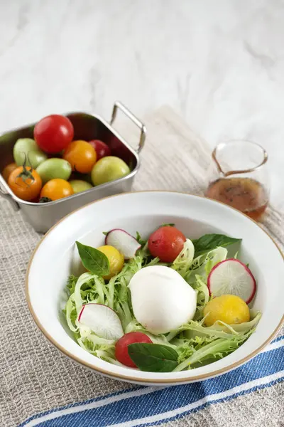 Domatesli Caprese Salatası ve Mozzarella Peynir Topları. Basil Yapraklı Bocconcini Mozzarella Peyniri.