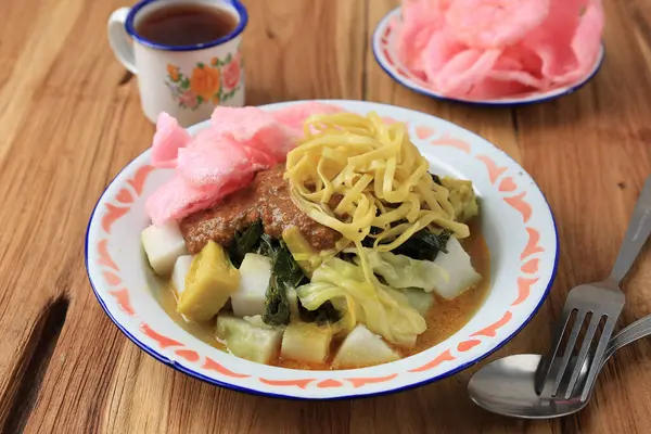 Lontong Pical veya Katupek Pical, Batı Sumatra, Endonezya 'dan Minangnese Popüler Salata Menüsü. Haşlanmış sebze, ketupat, erişte, fıstık sosu ve Red Aci krakerlerinden yapılmış.