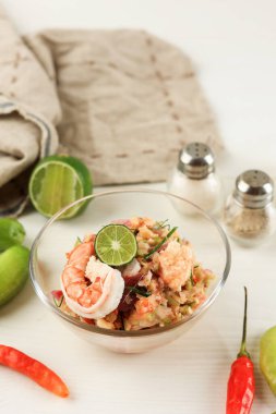 Bilimbi, Wuluh, Chili ve Limonlu Karides Baharatlı Sos. Sambal Ganja, Endonezya 'nın Aceh şehrinden özel sos tabağı.