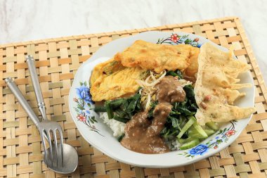 Nasi Pecel Madiun, Endonezya Gıda Pirinci ve Fıstık Sosu ve Peyek ile sebzeler