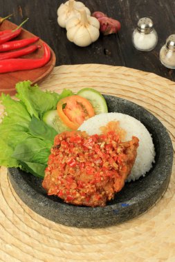 Ayam Geprek Endonezya 'da Popüler Sokak Yemeği' dir. Sambal Bawang 'da haşlanmış çıtır tavuktan yapıldı.