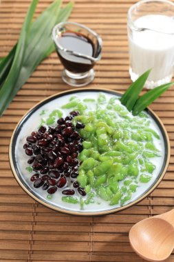 Cendol ezilmiş buz küplerinden yapılır, Red Bean. SIngapore 'da da popülerdir. Tahta Masa 'da