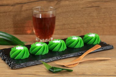 Kue Kaswi ya da Kue Ijo, Tapioca Unu ve Pandan Yaprağı Suyu 'ndan yapılan geleneksel Endonezya Pastası. 