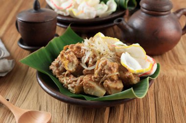 Ketoprak Cirebon, Endonezya 'dan Popüler Kahvaltı Menüsü. Pirinç keki, tofu, salatalık, fasulye filizi ve fıstık soslu kraker. 