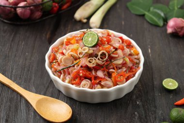 Sambal Matah, Raw Chili, Soğan ve SLices Lemongrass. Endonezya, Bali 'den geleneksel Tabak Sambel. Seramik Tabakta Servis 
